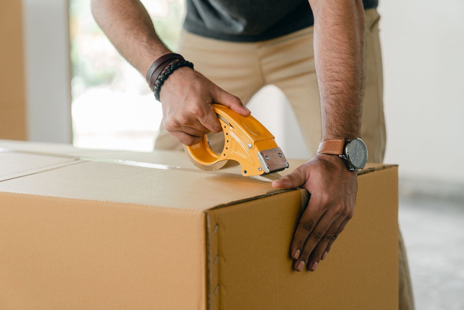 Sealing a parcel for shipment